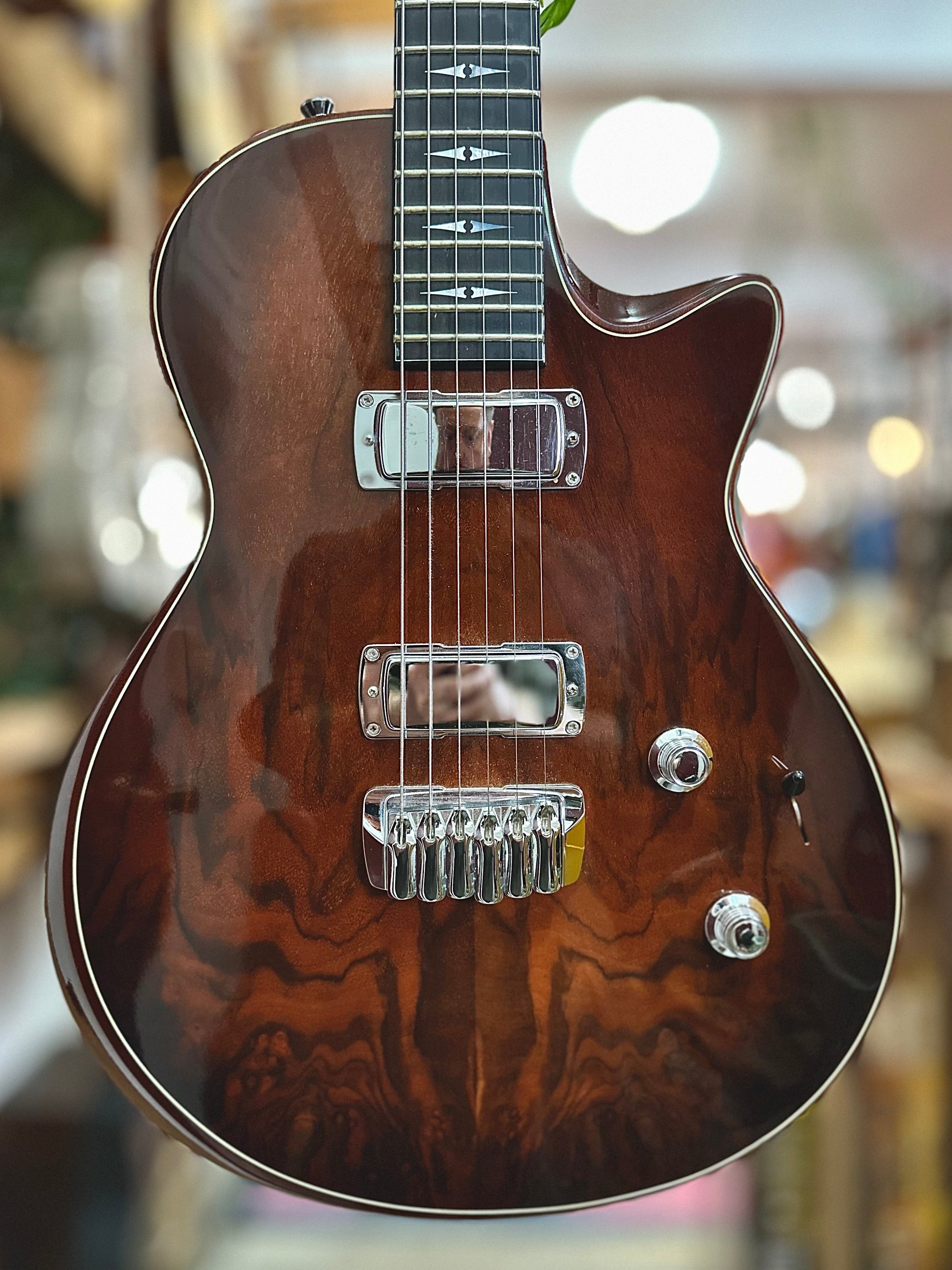 Taylor | Solidbody Electric Custom | Walnut Top | USA | Pre-Loved Taylor | Solidbody Electric Custom | Walnut Top | USA | Pre-Loved